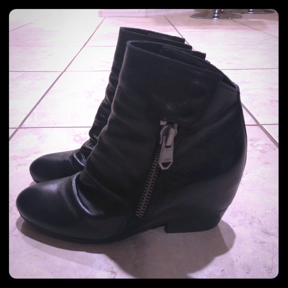 Naya Womens Fillie Leather Round Toe Booties